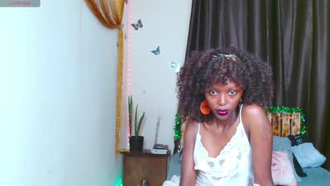 Snapshot of zara_lae chatting on 12/17/24, 11:06 nicky online show from 12/17/24, 11:06