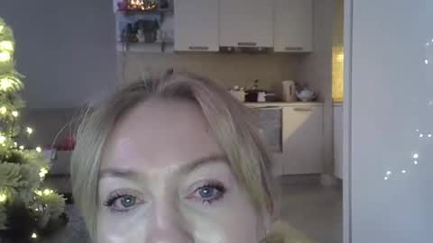 Snapshot of zarinaswift chatting on 12/23/24, 07:49 Zarina Swift online show from 12/23/24, 07:49