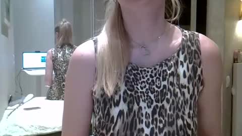 Snapshot of zarinaswift chatting on 01/09/25, 04:30 Zarina Swift online show from 01/09/25, 04:30