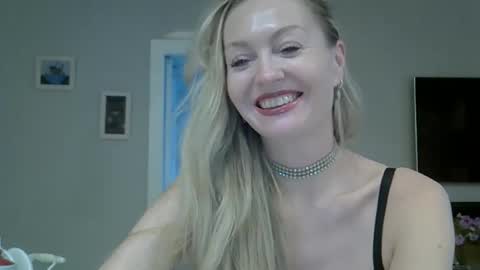 Snapshot of zarinaswift chatting on 09/28/25, 12:10 Zarina Swift online show from 09/28/25, 12:10