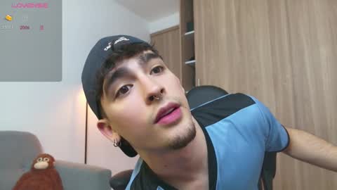 Snapshot of zenn_rush chatting on 02/12/25, 01:27 Zenn online show from 02/12/25, 01:27