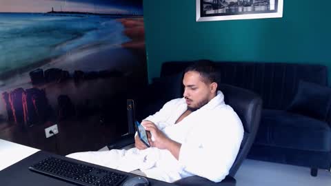 Snapshot of zenobaro chatting on 10/12/25, 12:15 zenobaro online show from 10/12/25, 12:15