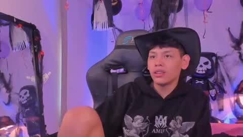 Snapshot of zeus_blaze chatting on 10/25/25, 05:30 zeus_blaze online show from 10/25/25, 05:30