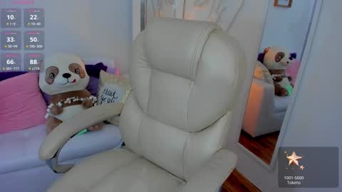 Snapshot of zobe_love chatting on 03/04/25, 09:43 Zobe Love online show from 03/04/25, 09:43