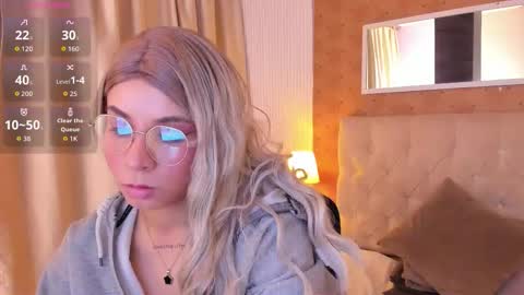 Snapshot of zoe_alanaa chatting on 10/19/25, 10:05 ZOEE online show from 10/19/25, 10:05