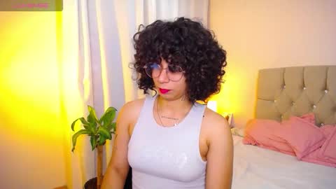 Snapshot of zoe_alanaa chatting on 11/18/25, 12:16 ZOEE online show from 11/18/25, 12:16