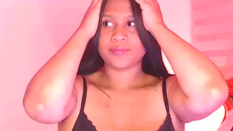 Snapshot of zoe_caroline chatting on 10/16/25, 04:35 Hola soy Zoe 3 online show from 10/16/25, 04:35