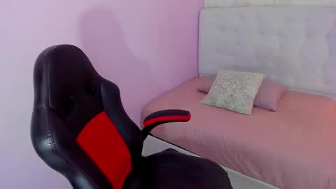 Snapshot of zoe_foster4 chatting on 11/07/25, 12:38 ZOE online show from 11/07/25, 12:38