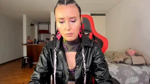 Snapshot of zoe_jeane_beker chatting on 11/21/25, 09:02 ZOE online show from 11/21/25, 09:02