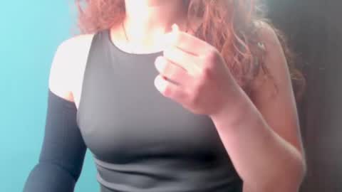 Snapshot of zoe_jones2 chatting on 02/19/25, 03:27 Zoe online show from 02/19/25, 03:27
