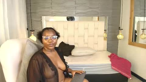 Snapshot of zoe_jones38 chatting on 10/14/25, 05:08 Zoe online show from 10/14/25, 05:08