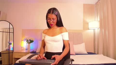 Mia online show from 10/15/25, 12:00