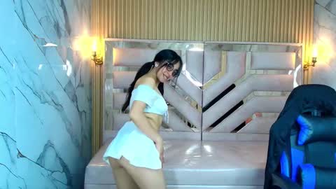 Snapshot of zoe_r_ chatting on 09/17/25, 03:19 Zoe online show from 09/17/25, 03:19