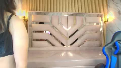 Snapshot of zoe_r_ chatting on 10/14/25, 03:18 Zoe online show from 10/14/25, 03:18