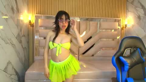 Snapshot of zoe_r_ chatting on 10/15/25, 03:28 Zoe online show from 10/15/25, 03:28