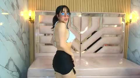 Snapshot of zoe_r_ chatting on 10/17/25, 03:31 Zoe online show from 10/17/25, 03:31