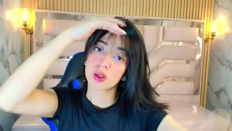 Snapshot of zoe_r_ chatting on 10/22/25, 03:18 Zoe online show from 10/22/25, 03:18