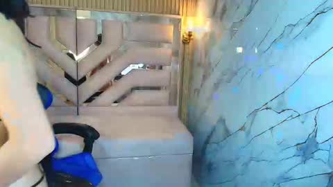 Snapshot of zoe_r_ chatting on 11/15/25, 03:37 Zoe online show from 11/15/25, 03:37