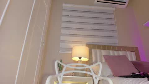 Snapshot of zoe_sky_ chatting on 02/11/25, 08:42 Hi guys i am Zoe online show from 02/11/25, 08:42