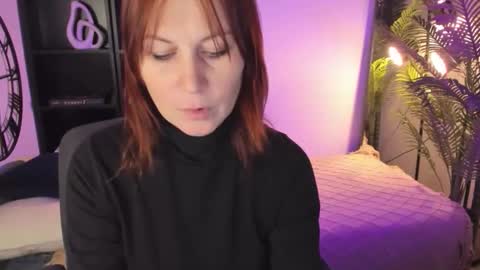 Snapshot of zoeeast chatting on 10/22/25, 01:33 Zoe online show from 10/22/25, 01:33