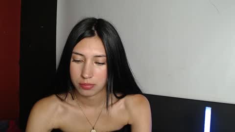 Snapshot of zoegp chatting on 01/08/25, 06:31 Laura online show from 01/08/25, 06:31