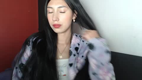 Snapshot of zoegp chatting on 01/17/25, 11:27 Laura online show from 01/17/25, 11:27