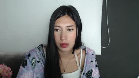Snapshot of zoegp chatting on 01/17/25, 02:28 Laura online show from 01/17/25, 02:28
