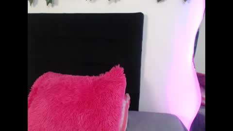 Snapshot of zoegp chatting on 09/24/25, 04:27 Laura online show from 09/24/25, 04:27