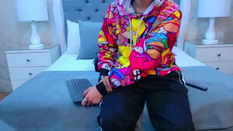 Zoe Krug online show from 11/04/25, 12:26