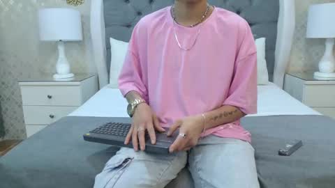 Zoe Krug online show from 11/08/25, 11:43