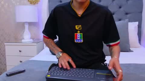 Zoe Krug online show from 11/25/25, 11:32