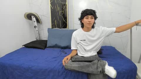 Snapshot of zoro_v chatting on 10/18/25, 08:20 online show from 10/18/25, 08:20