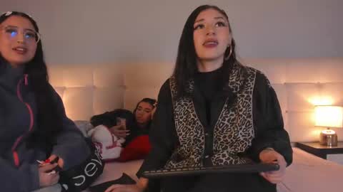 Snapshot of zowi_hottiee chatting on 01/14/25, 02:08 cintya kors online show from 01/14/25, 02:08
