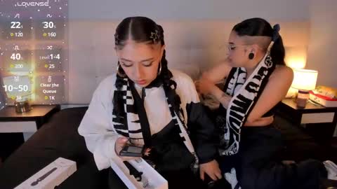 Snapshot of zowi_hottiee chatting on 01/22/25, 02:37 cintya kors online show from 01/22/25, 02:37
