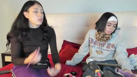Snapshot of zowi_hottiee chatting on 03/12/25, 03:57 cintya kors online show from 03/12/25, 03:57