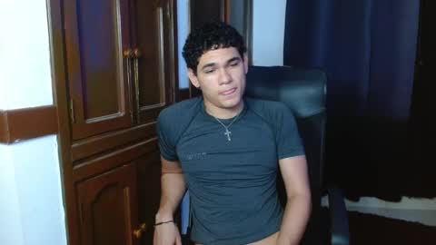 Snapshot of zyrosxk chatting on 10/22/25, 06:13 antonio felipe online show from 10/22/25, 06:13