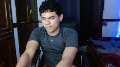 Snapshot of zyrosxk chatting on 11/17/25, 12:05 antonio felipe online show from 11/17/25, 12:05