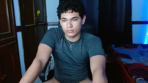 Snapshot of zyrosxk chatting on 11/17/25, 11:32 antonio felipe online show from 11/17/25, 11:32