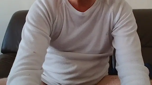 Snapshot of cloupefun chatting on 10/17/25, 11:46 cloupefun online show from 10/17/25, 11:46