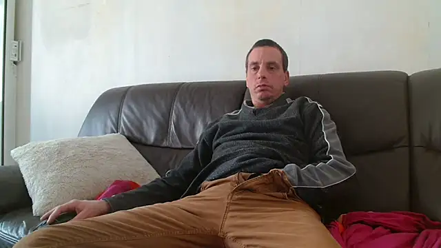 Snapshot of cloupefun chatting on 10/19/25, 01:56 cloupefun online show from 10/19/25, 01:56