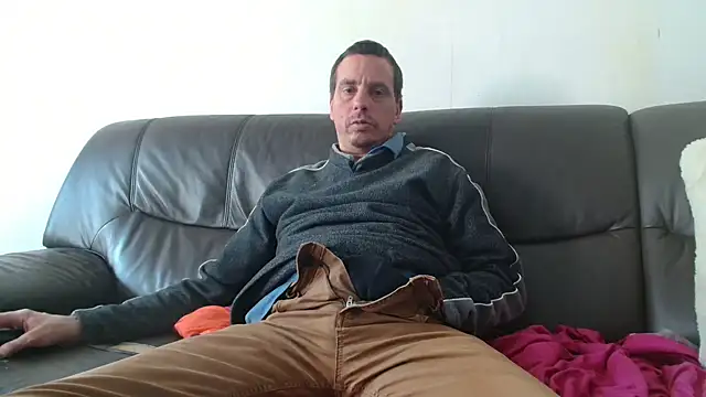 Snapshot of cloupefun chatting on 10/26/25, 08:53 cloupefun online show from 10/26/25, 08:53