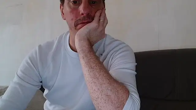 Snapshot of cloupefun chatting on 10/29/25, 07:54 cloupefun online show from 10/29/25, 07:54