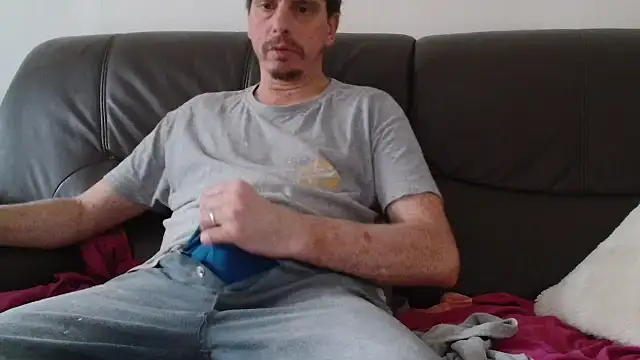 Snapshot of cloupefun chatting on 11/08/25, 08:03 cloupefun online show from 11/08/25, 08:03