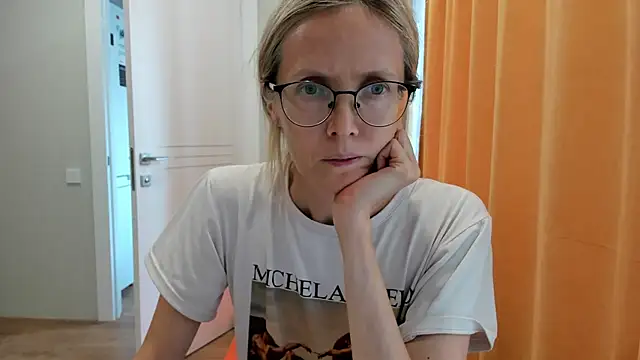 Snapshot of angelmommu chatting on 09/18/25, 12:18 angelmommu online show from 09/18/25, 12:18