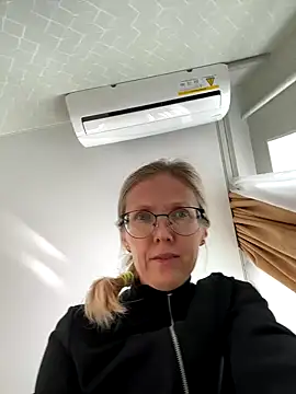 Snapshot of angelmommu chatting on 10/03/25, 05:26 angelmommu online show from 10/03/25, 05:26