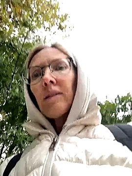 Snapshot of angelmommu chatting on 10/15/25, 09:20 angelmommu online show from 10/15/25, 09:20