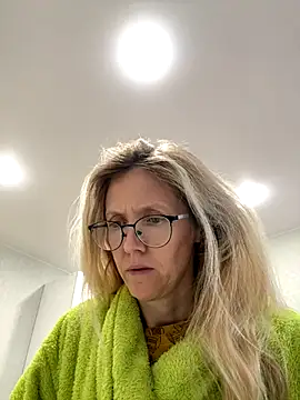 Snapshot of angelmommu chatting on 10/24/25, 06:43 angelmommu online show from 10/24/25, 06:43