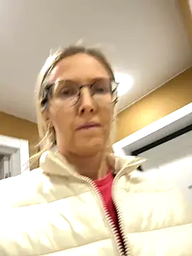 Snapshot of angelmommu chatting on 11/01/25, 04:42 angelmommu online show from 11/01/25, 04:42