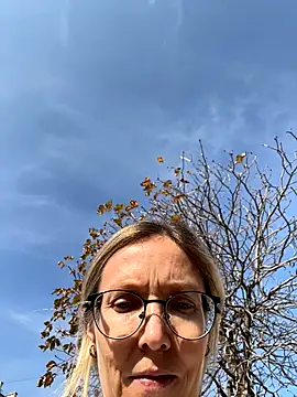 Snapshot of angelmommu chatting on 11/08/25, 09:42 angelmommu online show from 11/08/25, 09:42