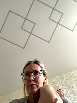 Snapshot of angelmommu chatting on 11/14/25, 10:03 angelmommu online show from 11/14/25, 10:03